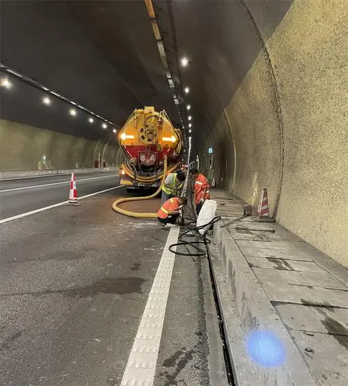 潼关隧道排水渠清淤